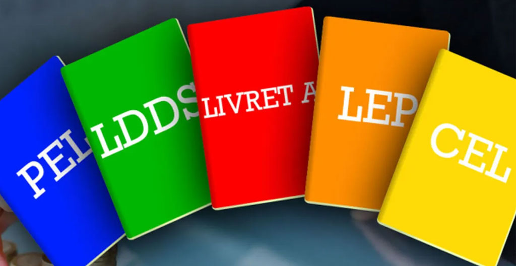 Livret d'épargne réglementé français posé sur surface blanche avec stylo et calculatrice dans une composition épurée